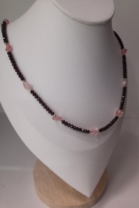 AURA NASZYJNIK Z GRANATAMI, HEMATYTAMI I KWARCEM RÓŻOWYM