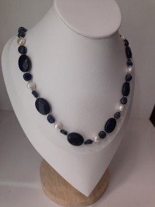 AURA NASZYJNIK Z PERŁAMI, LAPISEM I SODALITEM